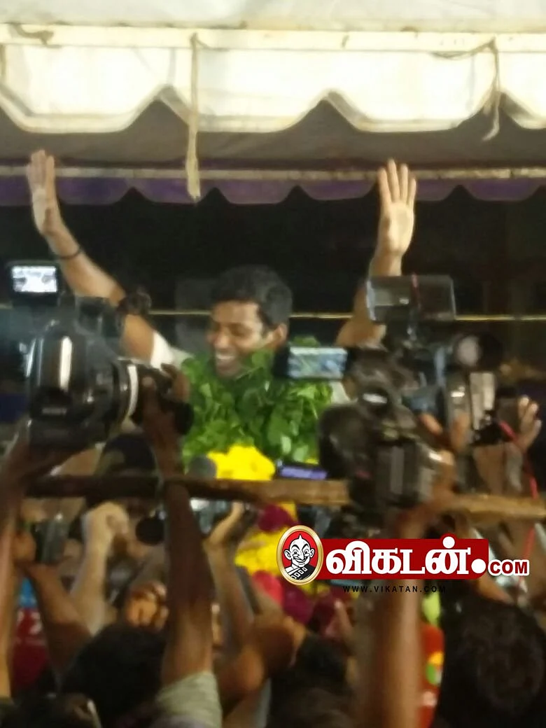 #LiveUpdates தயாரிப்பாளர் சங்க தேர்தல்: வெற்றியை குவித்த விஷால் அணியினர்!