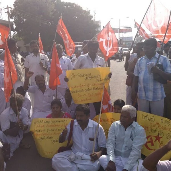 வெளி மாநிலங்களில் நீட் தேர்வுமையம்..! சி.பி.எம் சாலை மறியல்!