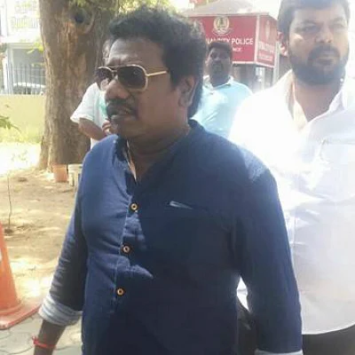 அவதூறு பரப்புகின்றனர்! கமிஷனரிடம் கருணாஸ் புகார்