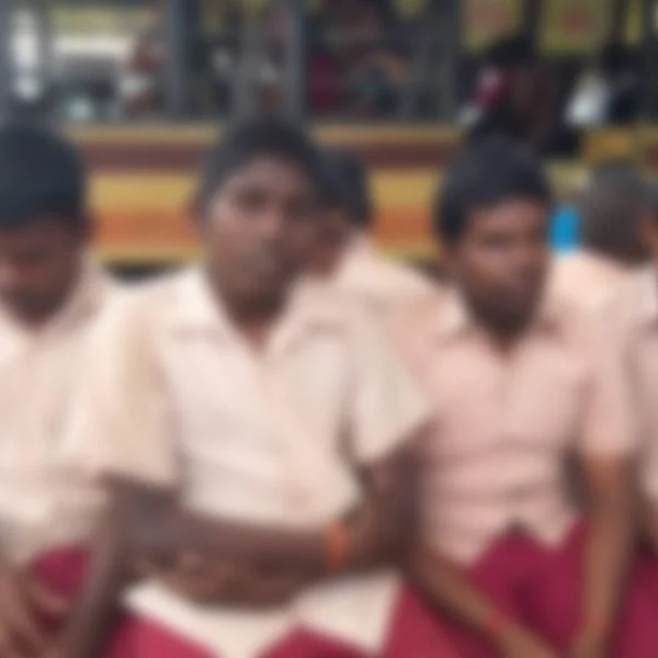 `பசிக்குது, ஒரு பிஸ்கட் பாக்கெட் கிடைக்குமா சார்?!' - கலங்கடித்த மாற்றுத்திறனாளி மாணவியின் குரல்