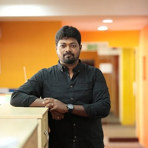 "காதல் தோல்வியில இருந்து எஸ்கேப் ஆகவே முடியாது. ஆனா... இப்படிப் பண்ணலாம்!" - 'லவ்' குரு ராஜவேல் #BreakUpNallathu