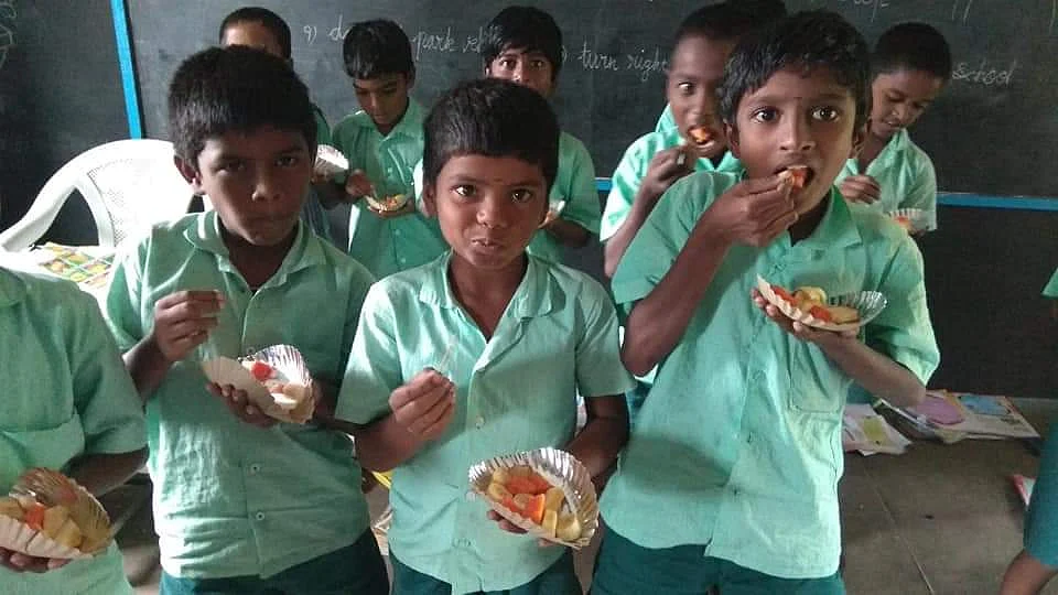 `சமத்துவம், பகிர்ந்துண்ணும் பழக்கம் பள்ளியில் இருந்தே வரணும்!’ - அரசுப் பள்ளியில் புதுமையான கற்றல் முறை