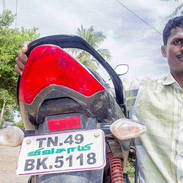 டூவீலரில் கொட்டை எழுத்தில் `விவசாயி' ! - தயங்குறவங்க மத்தியில் கலக்கும் தஞ்சாவூர் வாலிபர்