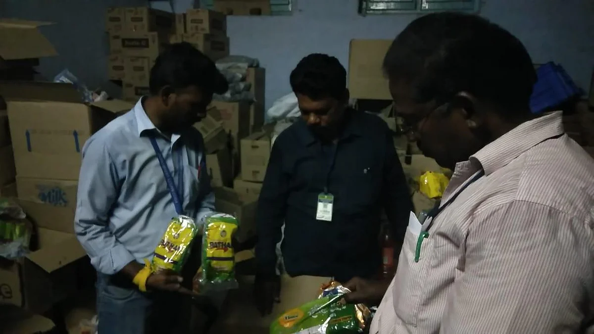 `பிஸ்கட் பாக்கெட்டுகள் மத்தியில் குட்கா’ - தேனியில் தனியார் நிறுவனத்தின் குடோனுக்கு சீல்
