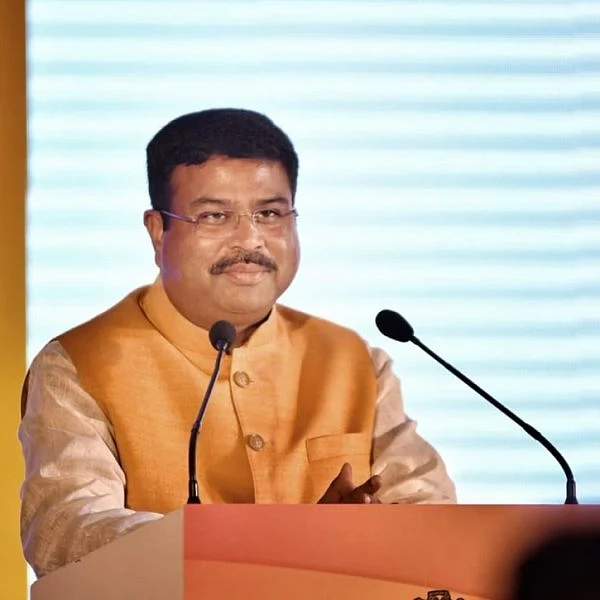 ``விவசாயிகள் அவர்கள் எல்லைக்குள் நின்றுகொண்டால் பிரச்னை இல்லை!" - சொல்கிறார் பெட்ரோலிய அமைச்சர்