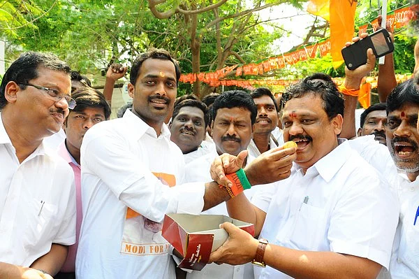 தமிழக பா.ஜ.க அலுவலகத்தில் கொண்டாட்டம்! (படங்கள்)