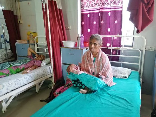 ``எங்களுக்கு யாரும் ஆதரவில்லை; சீக்கிரமே குணமாகி நாப்கின் தயாரிக்கணும்!" - புற்றுநோயில் வாடும் `நாப்கின்' வள்ளி