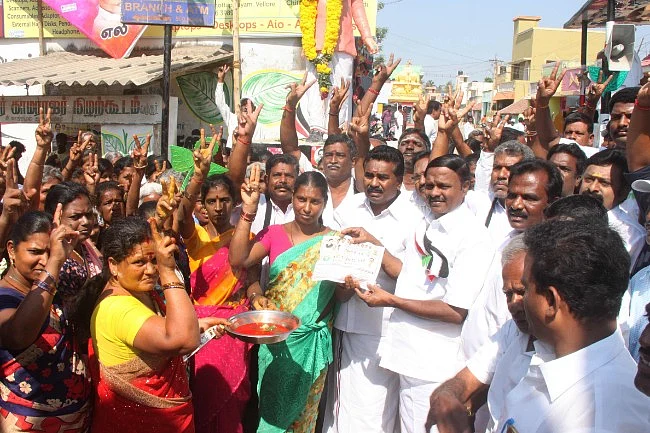 துரைமுருகனைச் சுற்றியிருக்கும் ‘பிளாக் ஷீப்’கள்...! வேலூரில் என்ன நடக்கிறது?