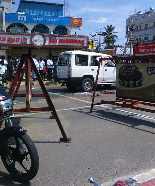 போலீஸ் பாதுகாப்புடன் சென்ற கைதி, நடுரோட்டில் வெட்டிக் கொலை - நெல்லையில் பயங்கரம் !