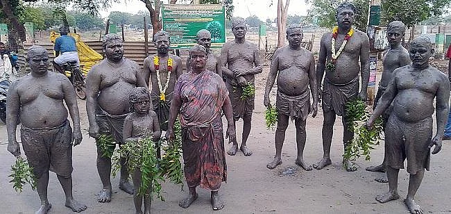 இவர்களின் வேண்டுதலுக்கு வயது 300 - விநோத கோயிலும் சுவாரஸ்ய பின்னணியும் #கமுதி #MyVikatan