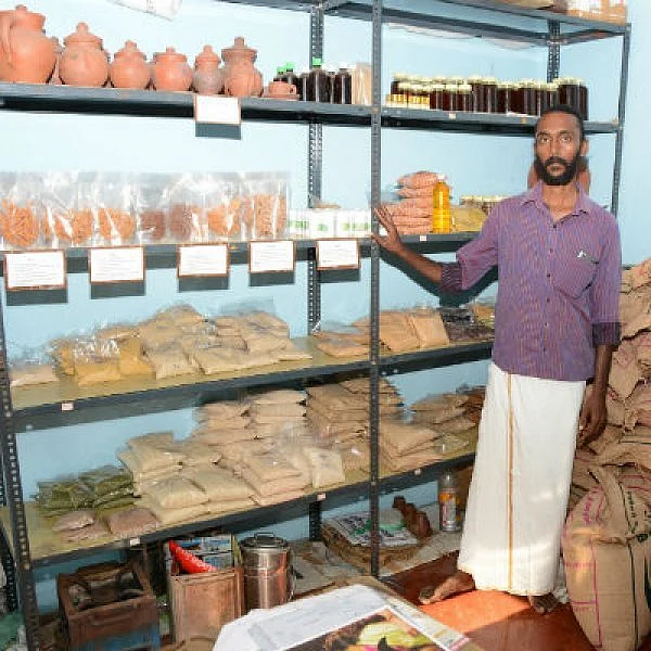 'பாதி நாள் தோட்டத்துல... மீதி நாள் இயற்கை அங்காடில!” - இன்ஜினீயர் விவசாயி ஆன கதை