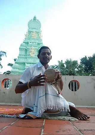 படித்தது எம்.இ... தொழில் உடுக்கை அடிப்பது!