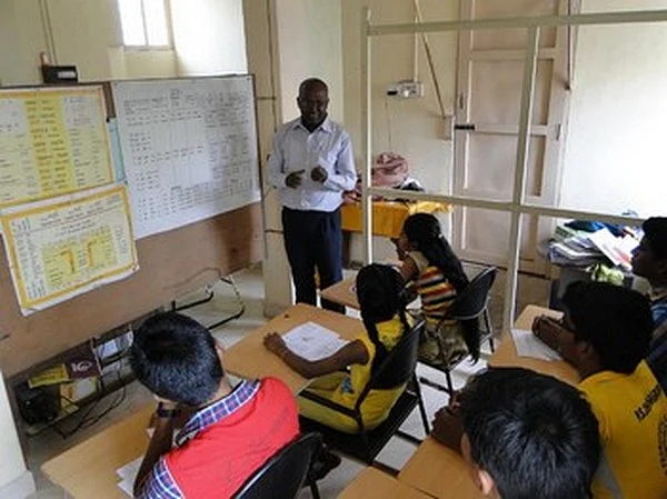 '20 மணி நேரத்தில் ஹிந்தி கற்க முடியும்...!'- மதுரை வாத்தியார் சொல்லும் 'மேஜிக்'