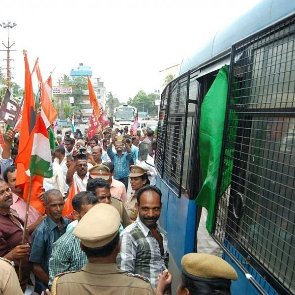 ஊதிய உயர்வு கேட்டு மறியலில் ஈடுபட்ட அரசு ரப்பர் கழக ஊழியர்கள் கைது!