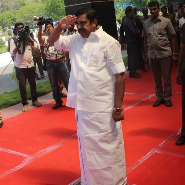16 காவல்துறை அதிகாரிகளுக்கு பதக்கம்! முதல்வர் பழனிசாமி அறிவிப்பு