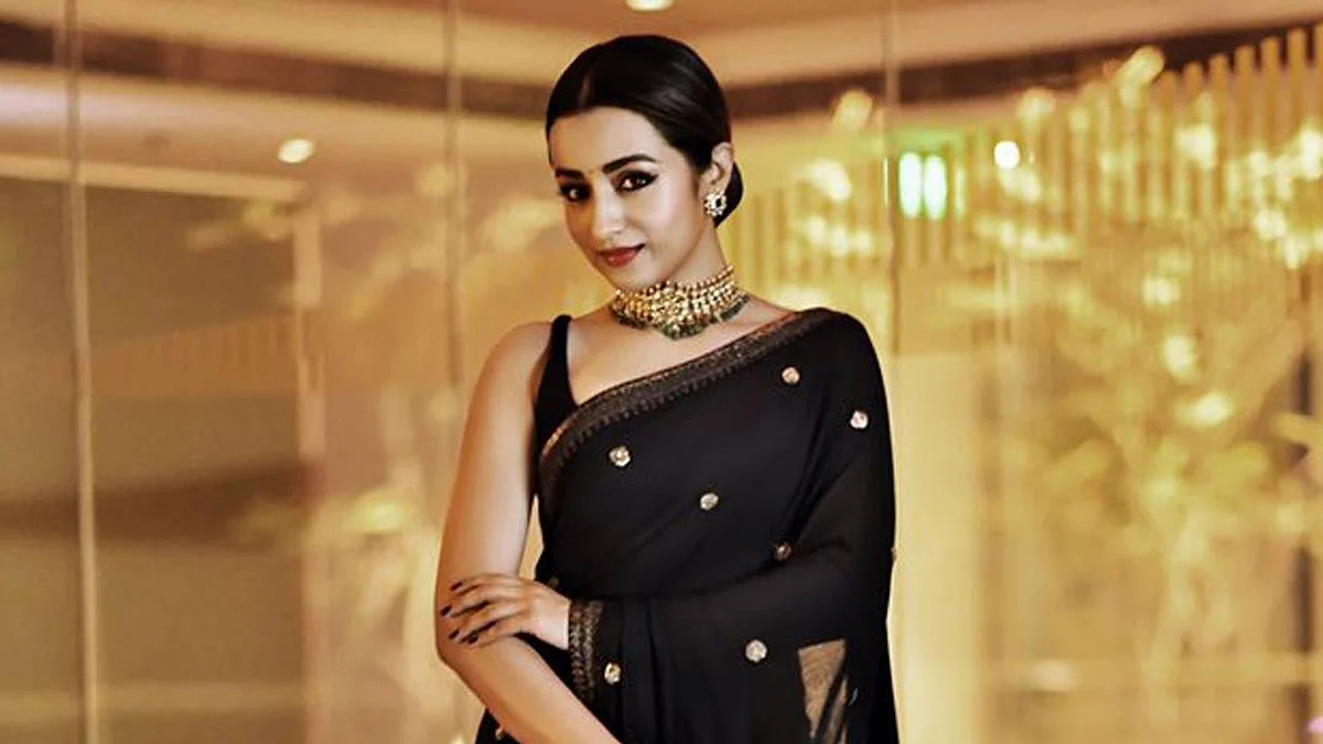 `` `லெட் மீ கோ' என கார்த்திக்கிற்கு SMS அனுப்பும் ஜெஸ்ஸி, ராமின் கரம் பற்றிக்கொண்டு அழுதபடி விடைபெற்ற ஜானு!" - #HBDTrisha
