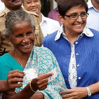 கழிவறைகள் கட்டியவர்களுக்கு இலவச கபாலி டிக்கெட் வழங்கிய கிரண்பேடி!