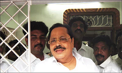 ரெய்டு பண்ணிக்கோங்க... டீ சாப்பிடுறீங்களா..?