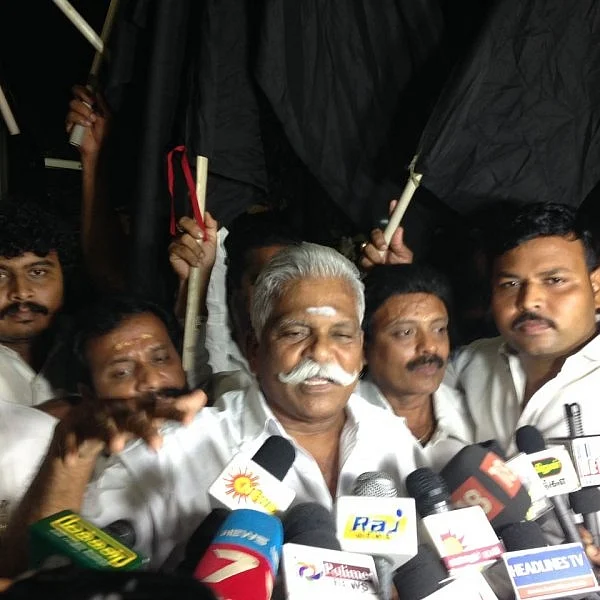 ஜிஎஸ்டி-யை எதிர்த்து நள்ளிரவில் கறுப்புக் கொடி ஏற்றி போராட்டம்!