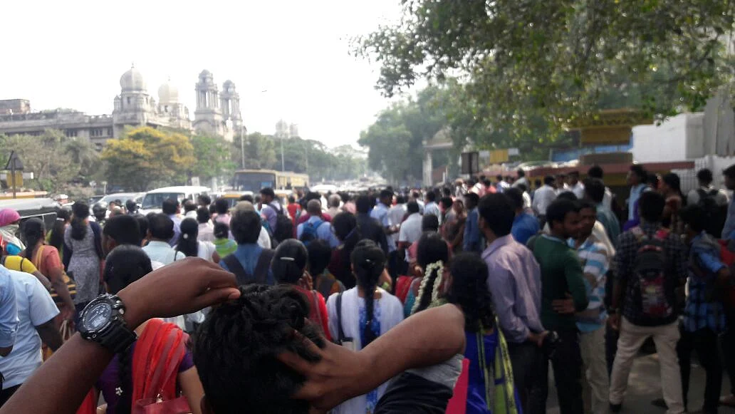 `பணமிருந்தால் ஆட்டோ, கால்டாக்ஸி... இல்லன்னா நடராஜா சர்வீஸ்' - சென்னை மக்களின் பரிதாபக் கதை #BusStrikeChaos