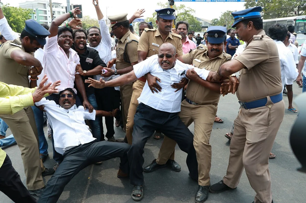 வேண்டும் காவிரி மேலாண்மை! சூடுபிடிக்கும் தி.மு.க-வினர் போராட்டம் #WeWantCMB