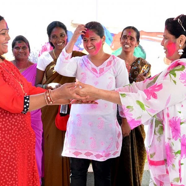 புதுவை ஹோலி கொண்டாட்டத்தில் கவர்னர் கிரண்பேடி, முதல்வர் நாராயண சாமி! படங்கள் - அ.குரூஸ்தனம்