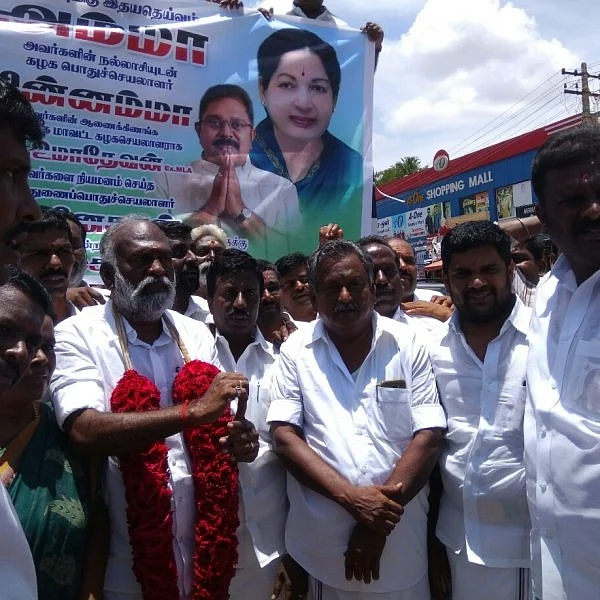 ’ஆட்சியையும் கட்சியையும் தினகரனிடம் ஒப்படைப்போம்’ - சிவகங்கை மாவட்டச் செயலாளர் உமாதேவன்