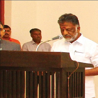 நள்ளிரவு... அவசரமாய்... ரகசியமாய் - காட்சி 4 - ராஜ் பவன்