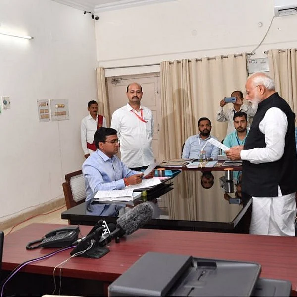 `38,750 ரூபாய்தான் கையில் இருக்கு; சொந்தமா கார், பைக் இல்ல!' - வேட்பு மனுவில் மோடி தகவல்