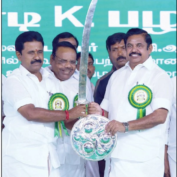 முன்னாள் அமைச்சர் VS ஆளுங்கட்சி எம்.பி... முதல்வர் நிகழ்ச்சியில் முரட்டுச்சண்டை!