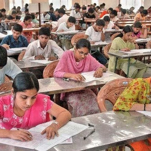 தமிழக அரசு சி.பி.எஸ்.இ-யிடம் நஷ்டஈடு கேட்க வேண்டும்... கல்வியாளர்கள் கோரிக்கை