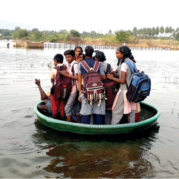 பாலமும் இல்லை... பஸ்ஸும் இல்லை! - பரிசலில் பரிதவிக்கும் பள்ளிக் குழந்தைகள்