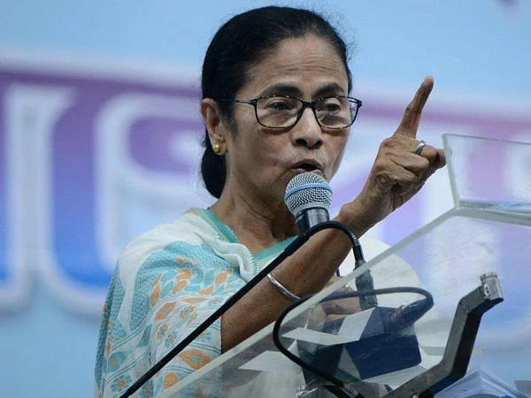 `மோடியை கேட்டுக்கொள்கிறேன்... முதலில் அமித் ஷாவைக் கட்டுப்படுத்துங்கள்!’ - மம்தா பானர்ஜி