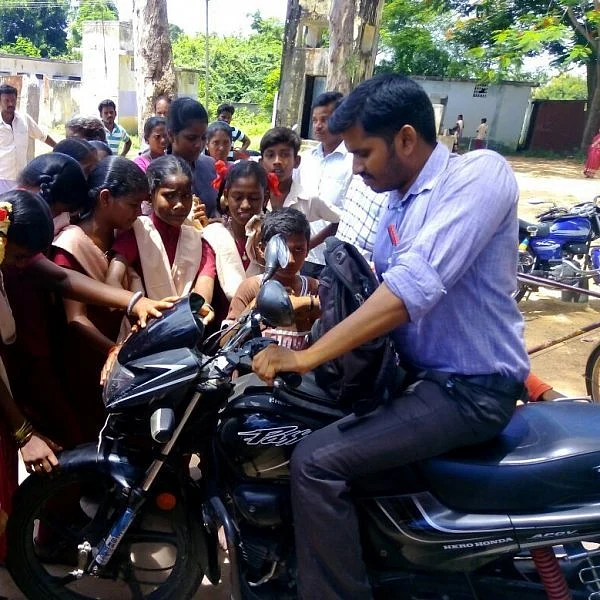 'என் இதயத்தை உருக்குகிறது!' - ஹ்ருத்திக் ரோஷனை நெகிழ வைத்த ஆசிரியர் பகவான்