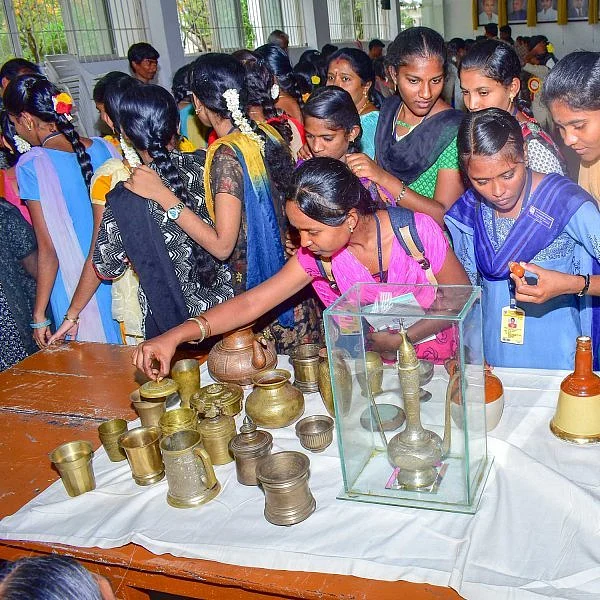 `மன்னர்கள் உபயோகித்த பொருள்கள், நாணயங்கள்!’ - சிவகாசி கல்லூரியில் கண்காட்சி