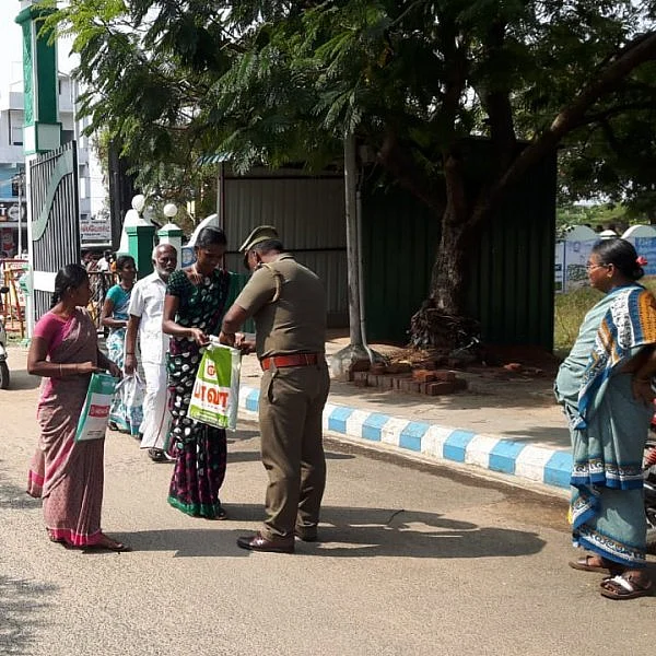 தீக்குளிப்புச் சம்பவம் எதிரொலி - கடும் சோதனைக்குப் பிறகு தேனி கலெக்டர் அலுவலகத்தில் அனுமதி!