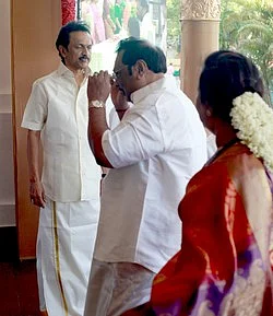 உறுதியாய் நின்ற செல்வி... அசைந்து கொடுத்த அழகிரி... இறங்கி வந்த கருணாநிதி! - கோபாலபுரம் கோபம் தணிந்த பரபர பின்னணி