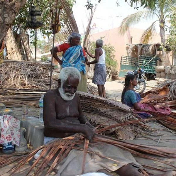 ``கீத்து பின்னி ஊருக்கெல்லாம் நிழல் தர்றேன். என் வாழ்க்கை அனல் அடிக்குது!’’ - பார்வைத்திறனற்ற குருசாமி