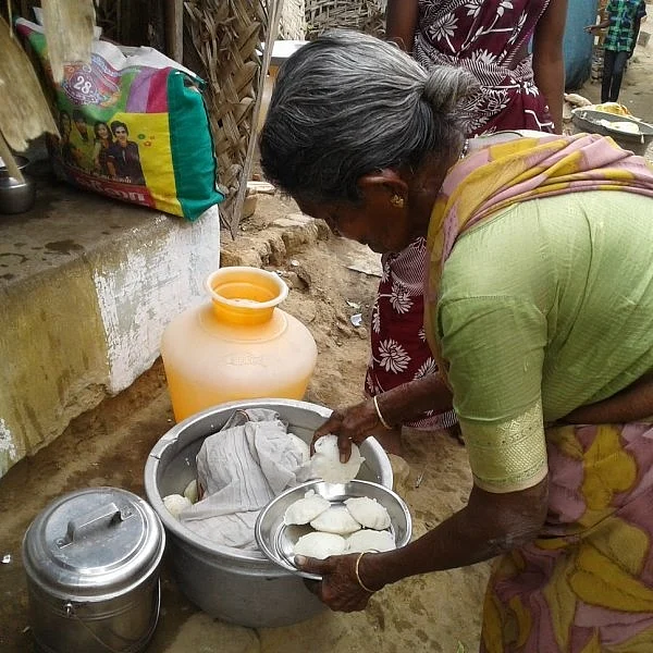 'ஒரு இட்லி ரெண்டு ரூவா!' - தெருத்தெருவாய் இட்லி விற்கும் சேலம் பாட்டி