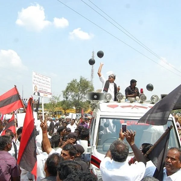 மோடிக்கு வைகோ கறுப்புக்கொடி எதிர்ப்பு - பா.ஜ.க கல் வீச்சால் நிலவிய பதற்றம்!