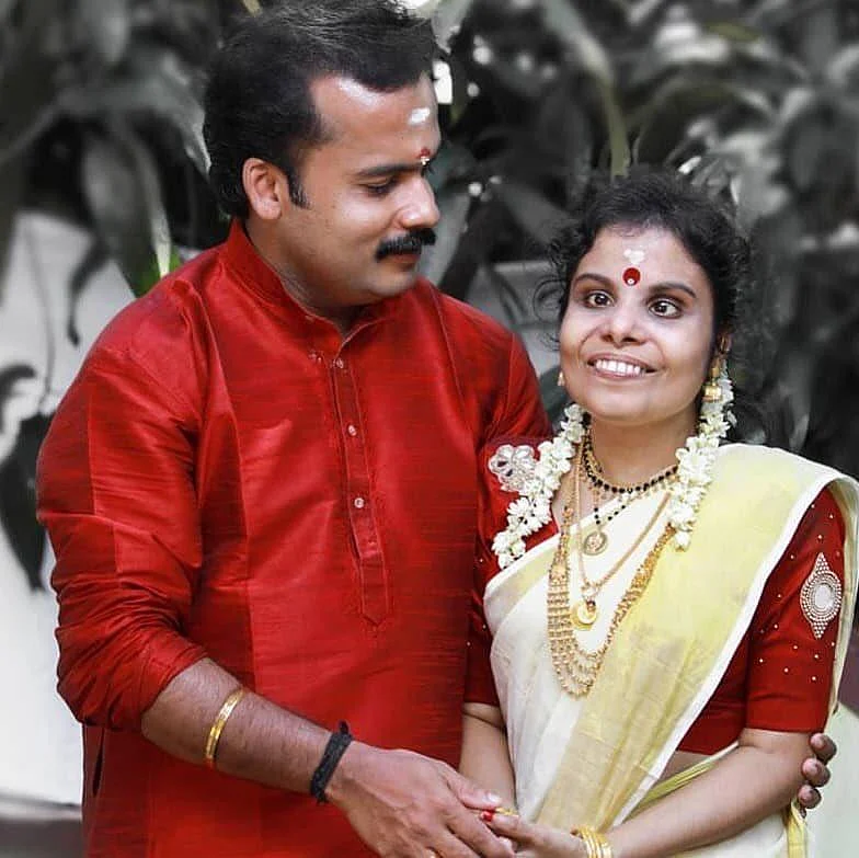 மிமிக்ரி கலைஞருடன் பாடகி வைக்கம் விஜயலட்சுமிக்கு நிச்சயதார்த்தம்!
