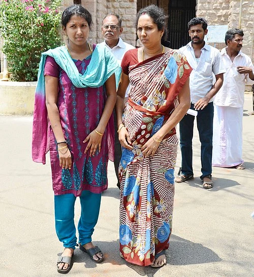 மருமகளுக்கு பாலியல் தொந்தரவு கொடுத்த தாசில்தார்! (படம்)