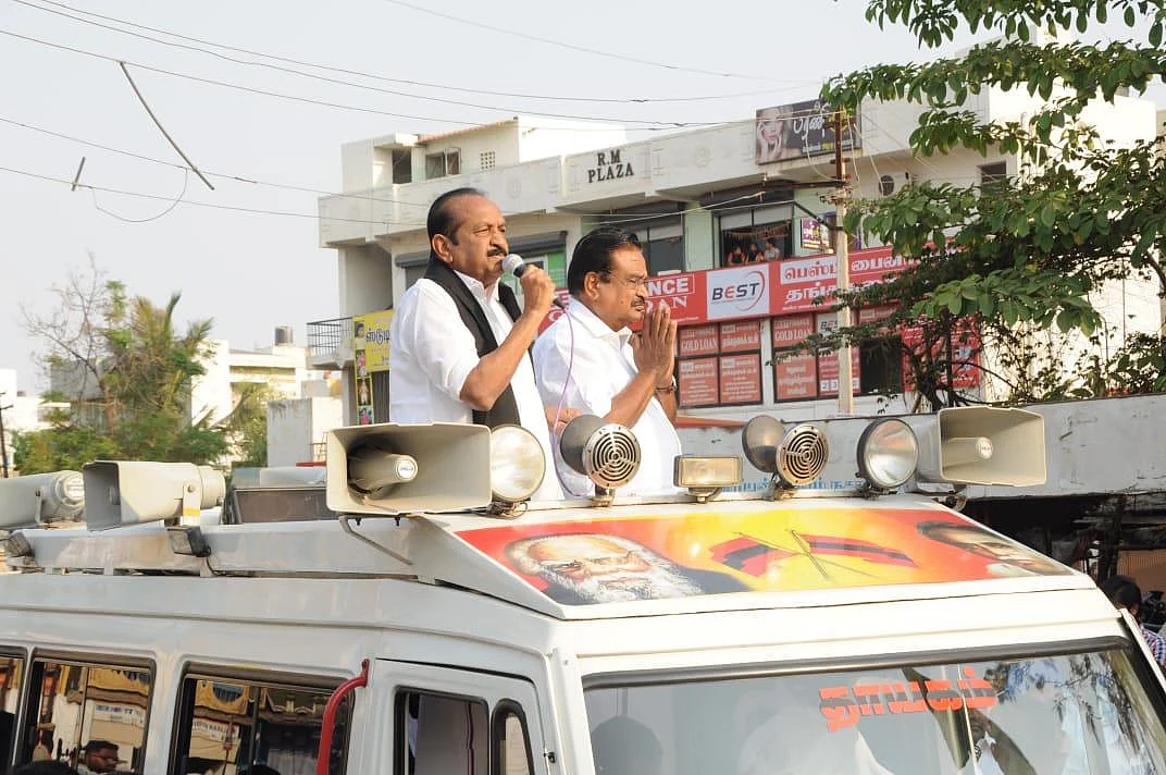 'கண் கலங்கிய கணேசமூர்த்தி; தேற்றிய வைகோ!' - வாக்குச் சேகரிப்பில் நெகிழ்ச்சி