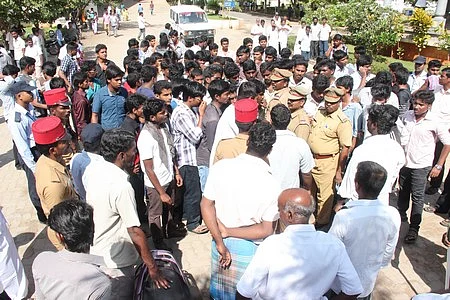 மாணவி தற்கொலை: விரிவுரையாளரை கைது செய்யக் கோரி உறவினர்கள் மறியல் (படங்கள்)