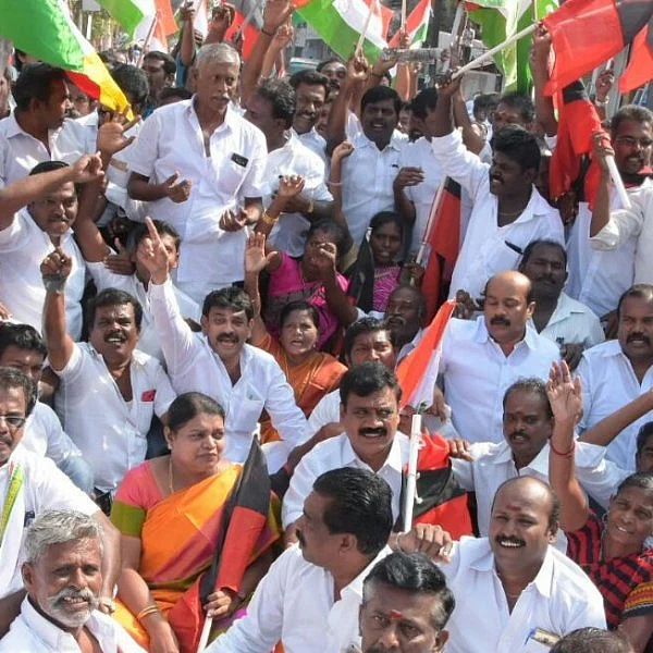 பேருந்துக் கட்டண உயர்வுக்கு எதிராகத் தமிழகம் முழுவதும் எதிர்க்கட்சியினர் மறியல் - கைது!