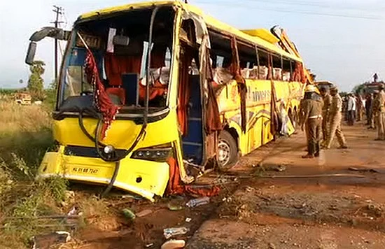 நெல்லை அருகே தனியார் பேருந்து கவிழ்ந்து விபத்து: 10 பேர் பரிதாப பலி!