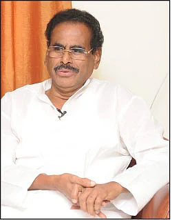 மிஸ்டர் கழுகு: பன்னீர் சட்டையைப் பிடித்த டாக்டர் வெங்கடேஷ்!