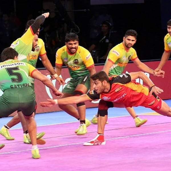 பர்தீப் நர்வாலின் அணியிடம் சரணாகதி அடைந்த பெங்களூரு காளைகள் #ProKabaddi