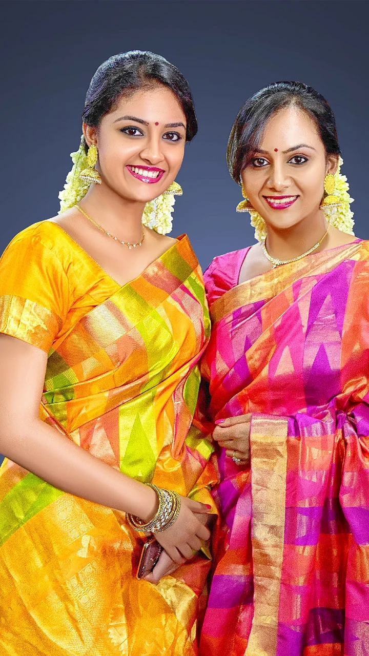 கட்டிப்புடிச்சு சண்டை போடுற அக்கா தங்கச்சி நாங்க! - இது கீர்த்தி சுரேஷ் - ரேவதி சுரேஷ்