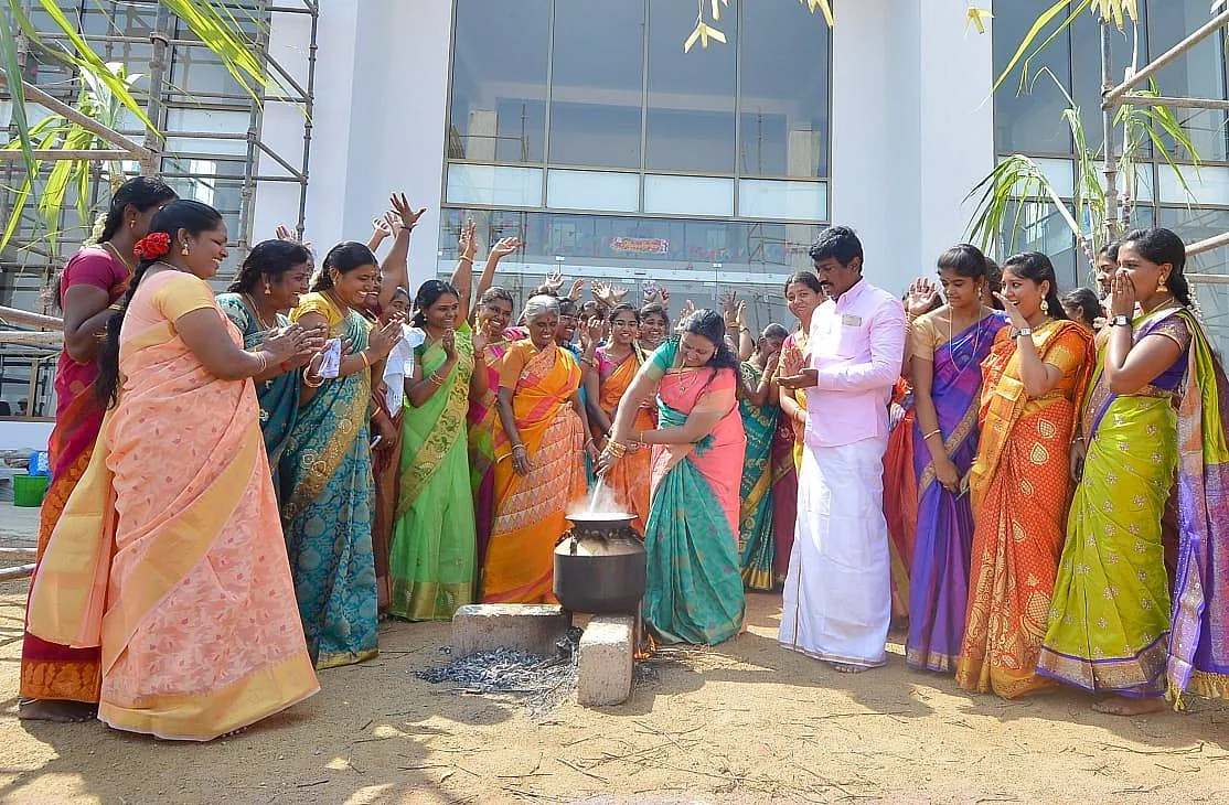`மாட்டுவண்டி பயணம்; உறியடி போட்டி!’ - பொங்கல் வைத்து தைத்திருநாள் கொண்டாடிய மாணவிகள்